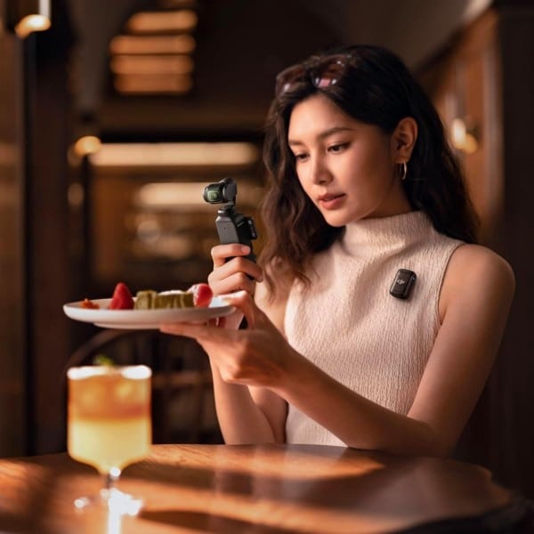 DJI Osmo Pocket 3 Creator Combo, Vlogging Camera b DJI Osmo Pocket 3 Creator Combo, Vlogging Camera